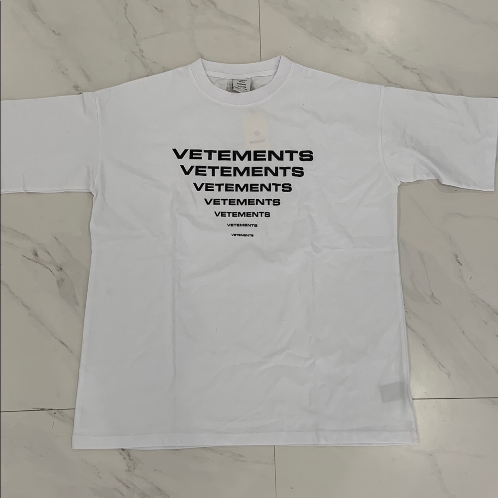 Vetements White Tee Pyramid Logo Men’s size Large
